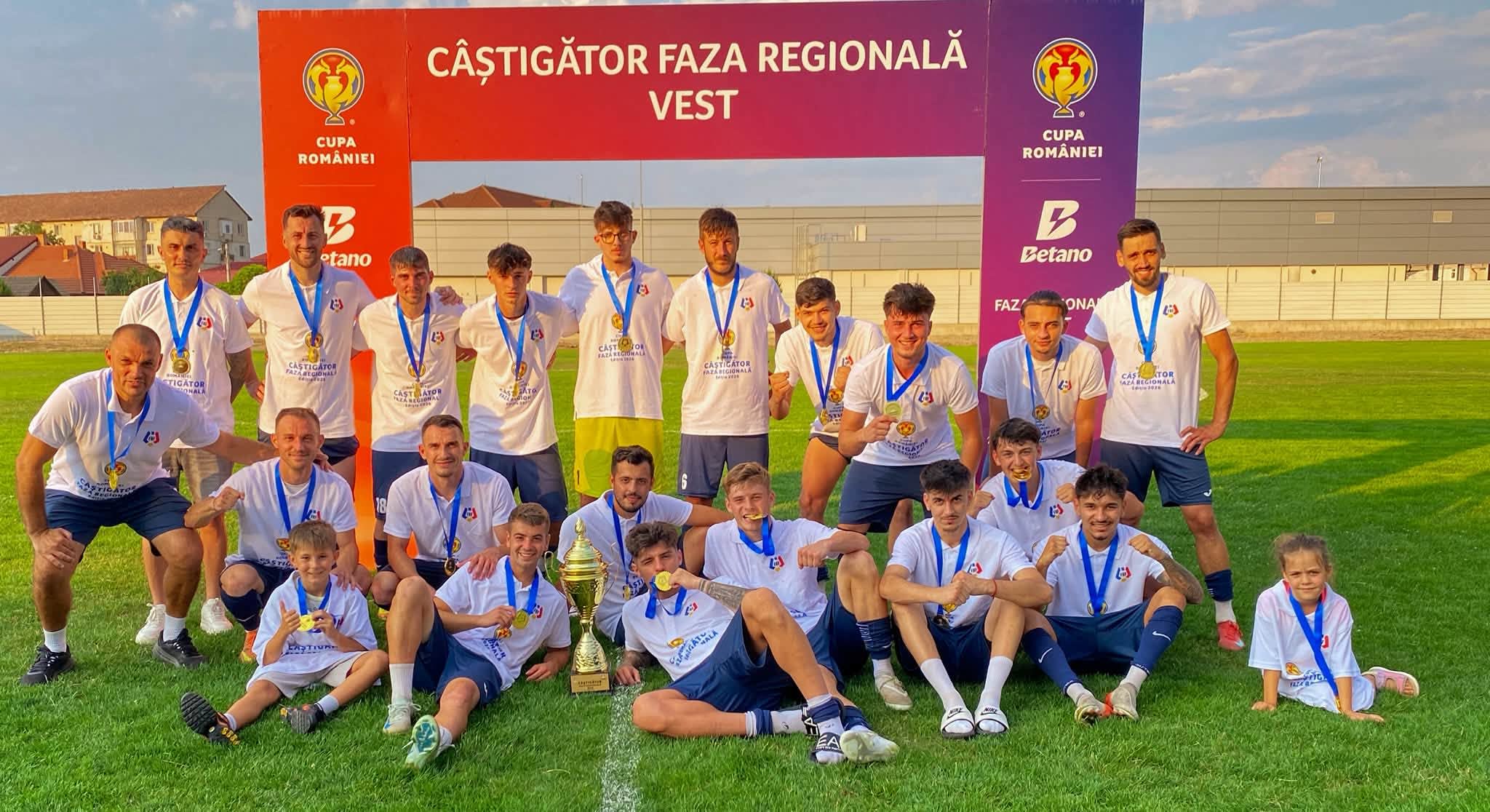 Jucători de la CSM Caransebeș sărbătorind victoria