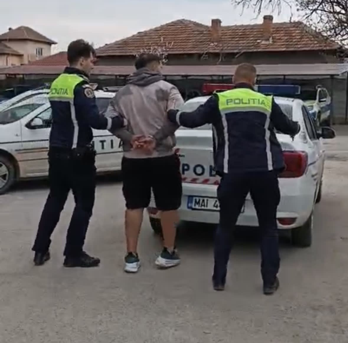 Polițiști arădeni intervenind în scandaluri, bărbat reținut, sticlă de bere și telefon