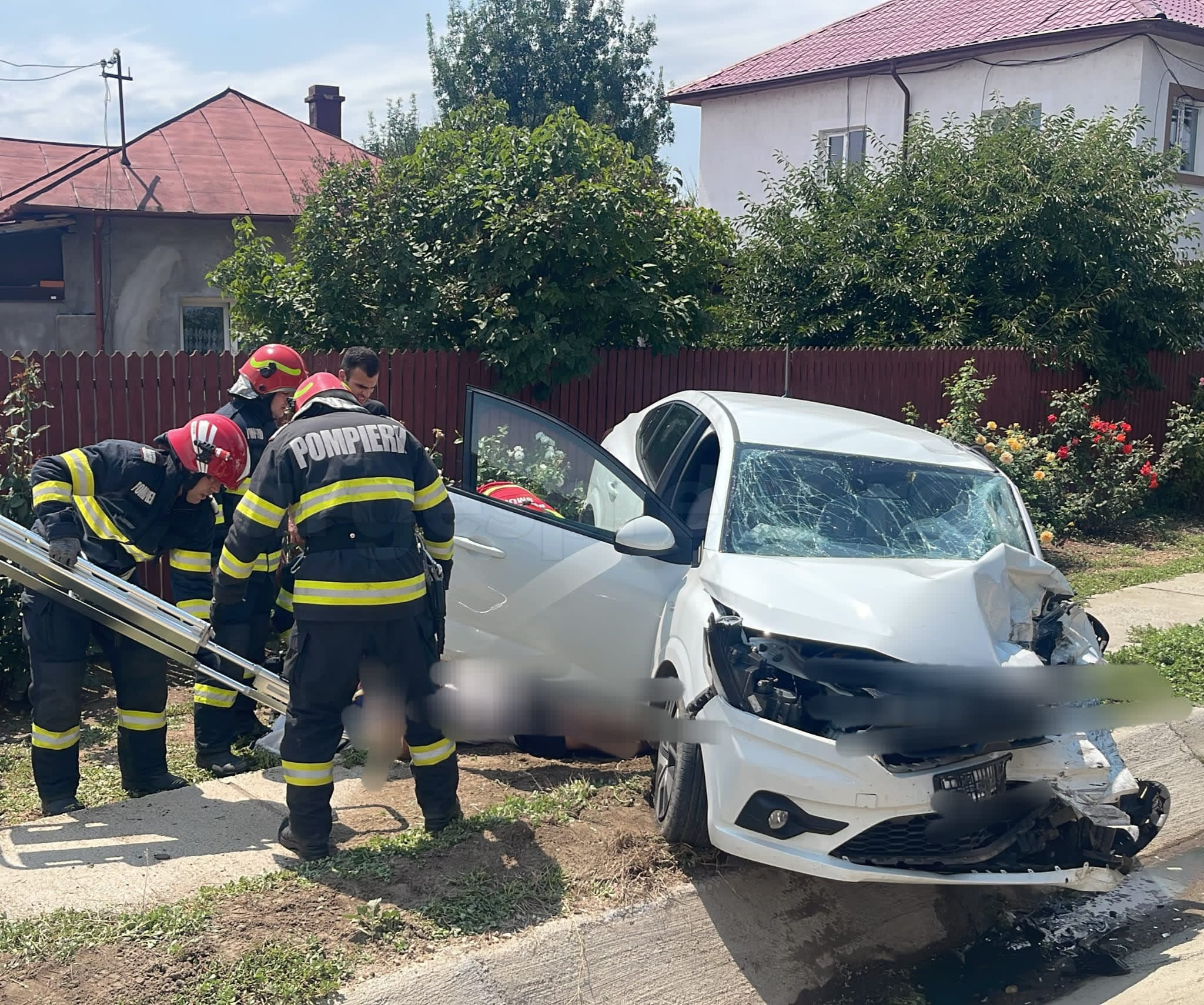 Mașini avariate după accident în Buzoești