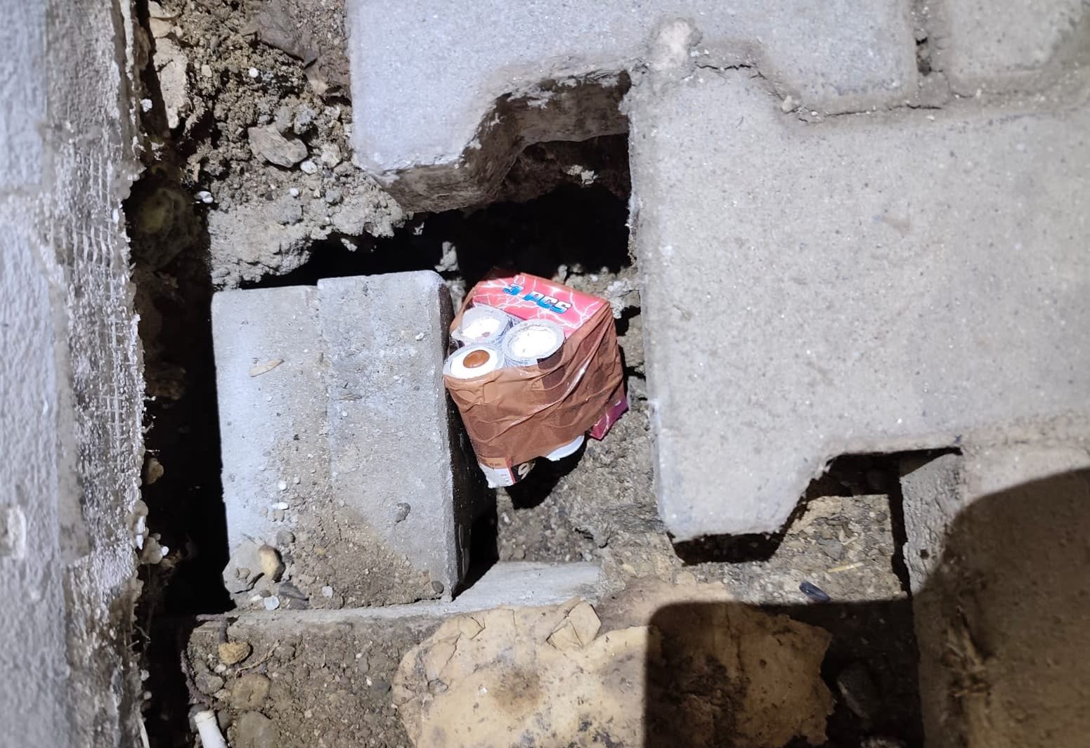 Polițiști și jandarmi verificând stadionul Ilie Oană înaintea meciului