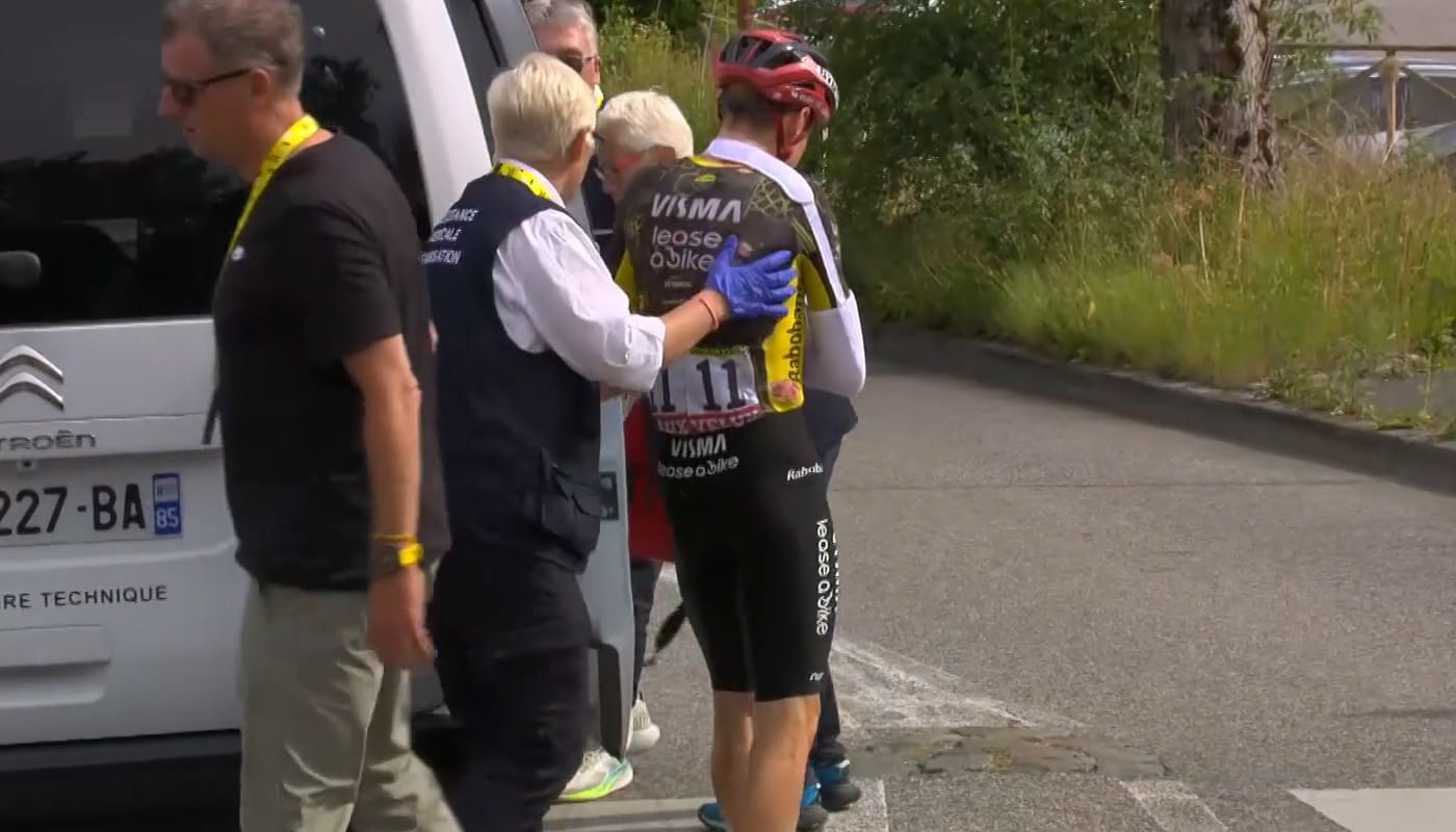 Jonas Vingegaard în timpul cursei, căzând și fiind ajutat de echipa sa Jonas Vingegaard în timpul cursei, căzând și fiind ajutat de echipa sa