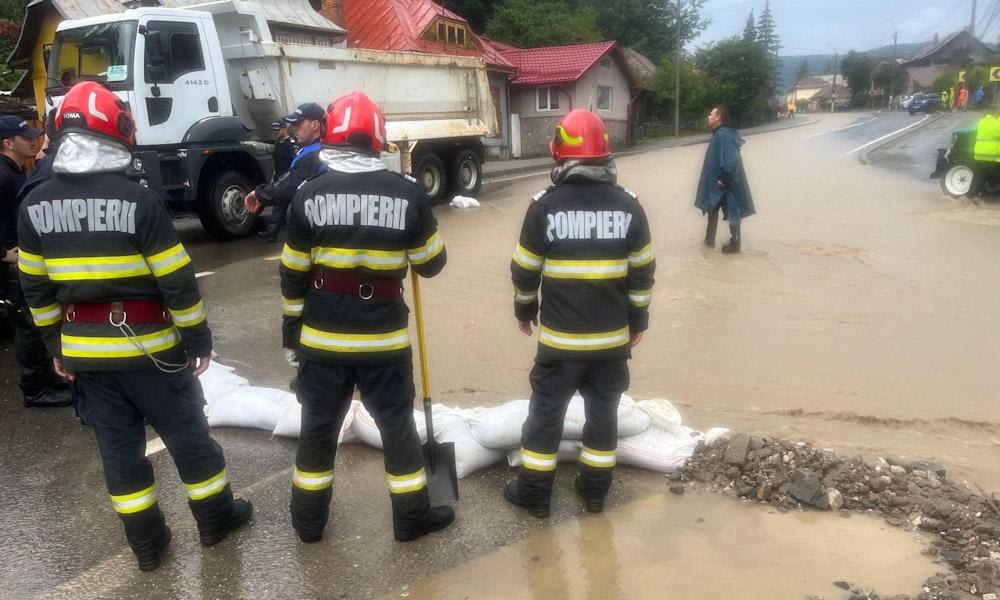 Echipaje ISU intervenind în Bușteni pentru evacuarea persoanelor Echipaje ISU intervenind în Bușteni pentru evacuarea persoanelor