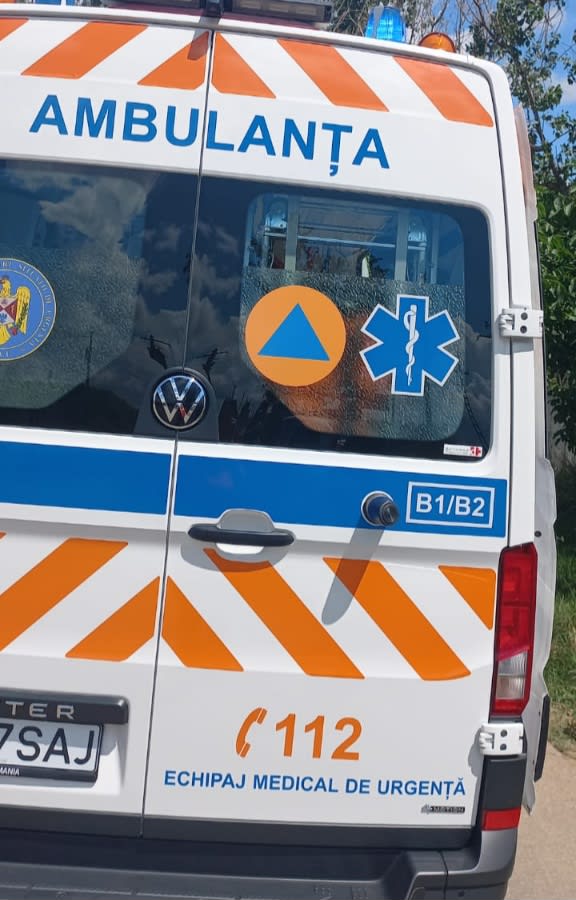 Autoturisme avariate după accidentul din Doaga, poliție și ambulanță la fața locului