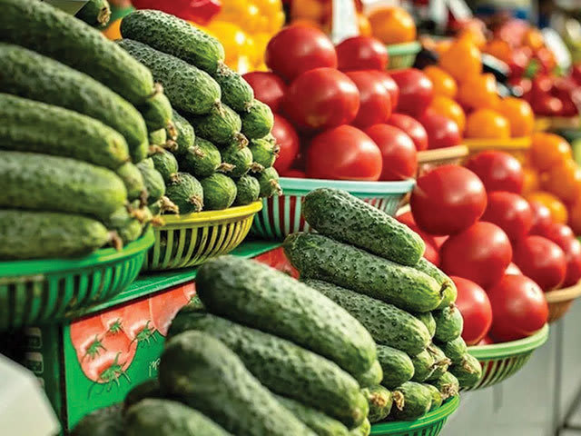 Fermieri români cu legume proaspete pe piața ucraineană Fermieri români cu legume proaspete pe piața ucraineană