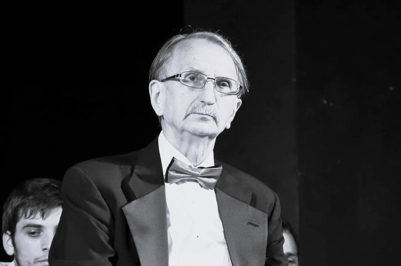 Mircea M. Ionescu în timpul unei emisiuni TV, în studio