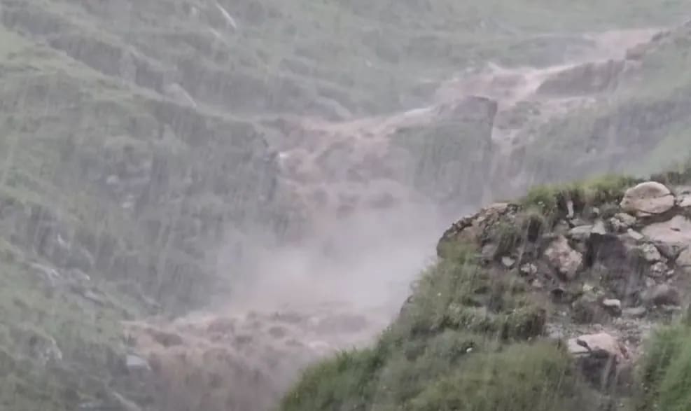 Viitură în Bușteni, torent de apă cu bușteni și pietre pe Valea Jepilor