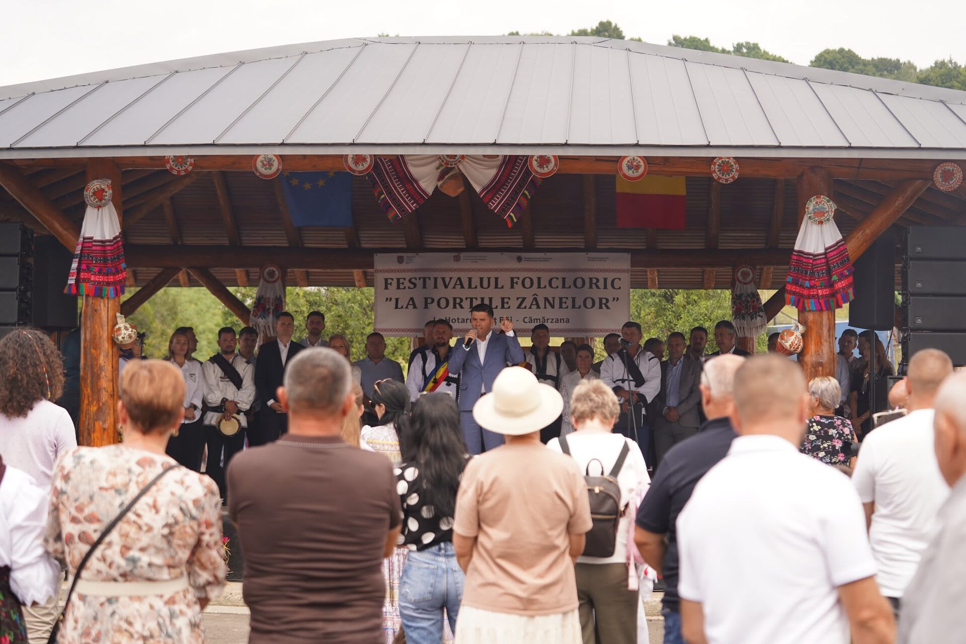 Participanți huiduind deputatul PNL la festivalul din Cămârzana