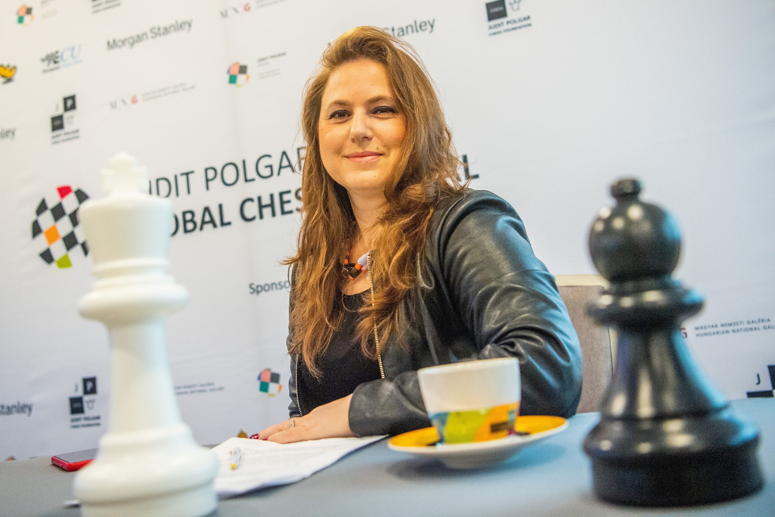 Judit Polgar în timpul unui turneu de șah, în fața tablei de joc Judit Polgar în timpul unui turneu de șah, în fața tablei de joc