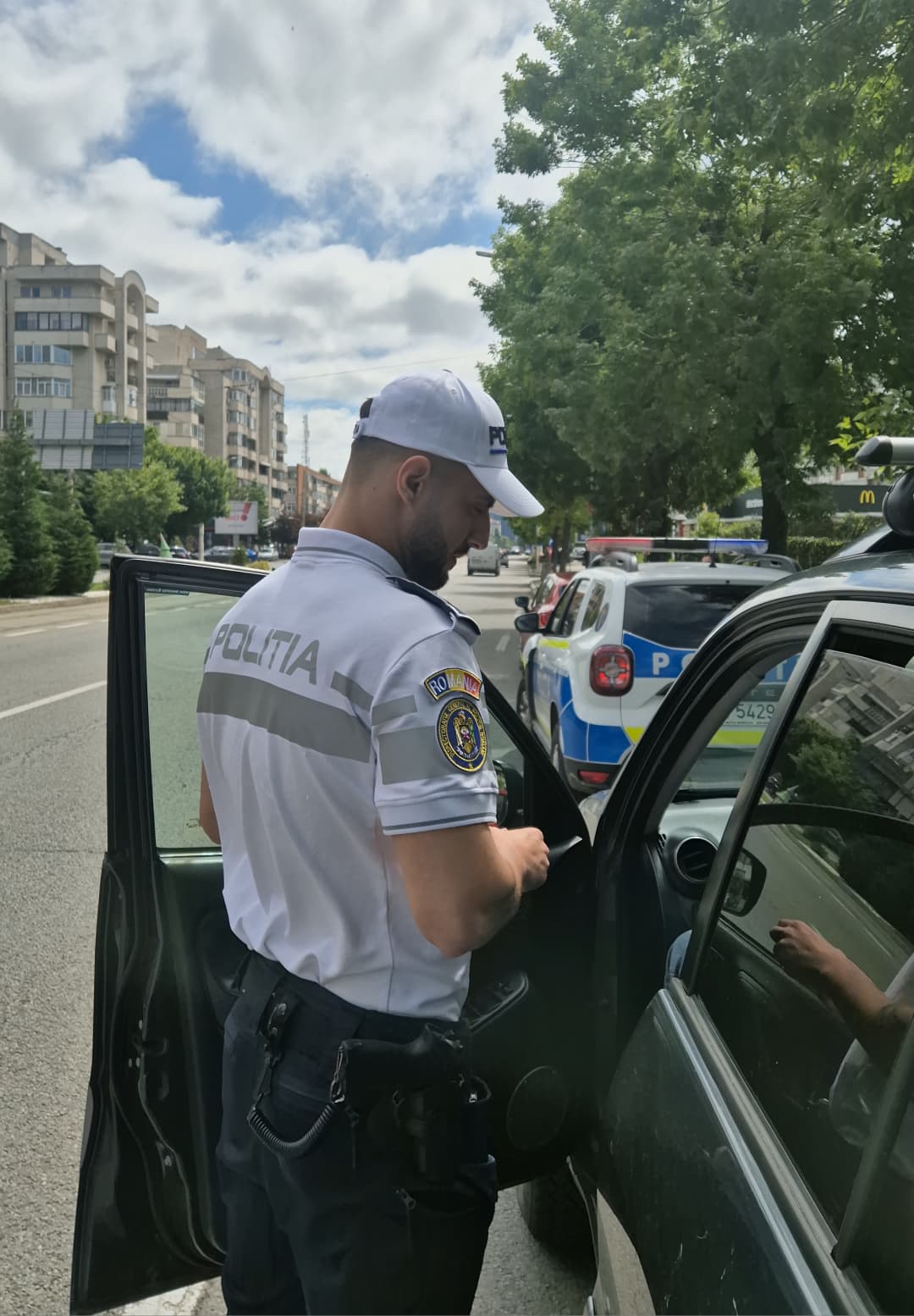 Polițiști rutieri în acțiune în Arad, control trafic, mașini oprite Polițiști rutieri în acțiune în Arad, control trafic, mașini oprite