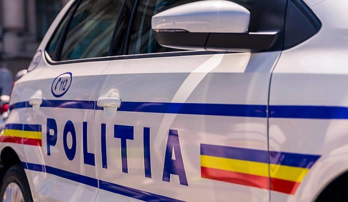 Polițiști în acțiune reținând un suspect în Râmnicu Vâlcea Polițiști în acțiune reținând un suspect în Râmnicu Vâlcea