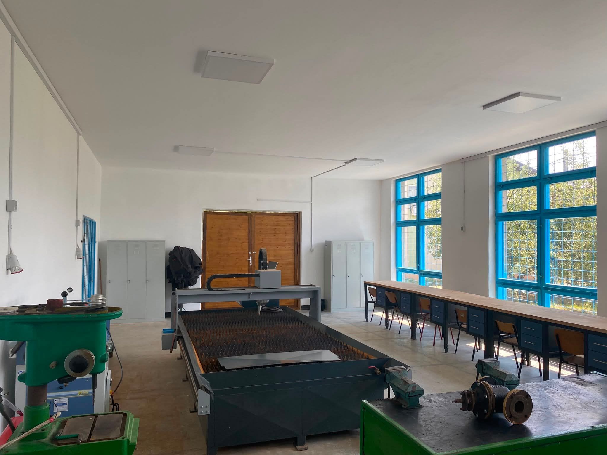 Sala de clasă modernizată la liceul din Bâlteni