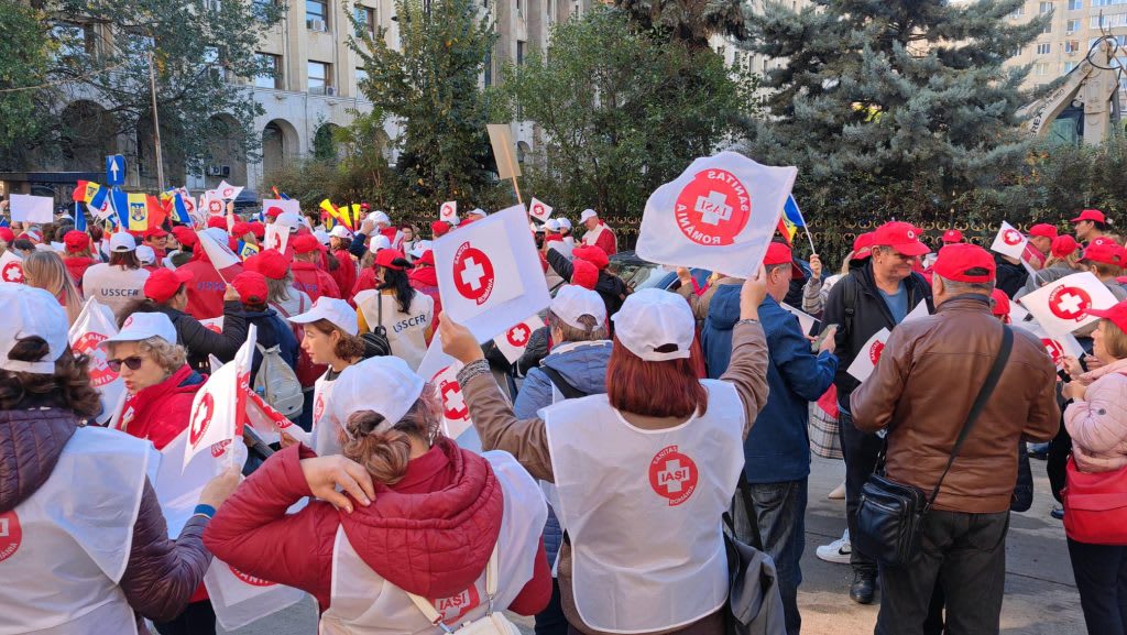 Medic și asistent medical în spital în timpul protestului