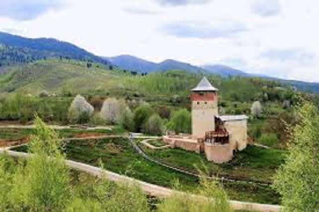 Cetatea Mălăiești restaurată în peisaj montan din Retezat