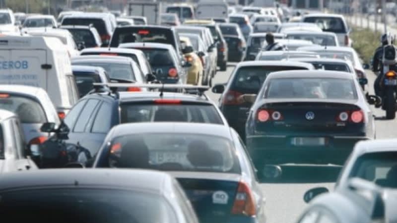 Tânăr în fața unei mașini electrice, aplicând online pentru Rabla 2026