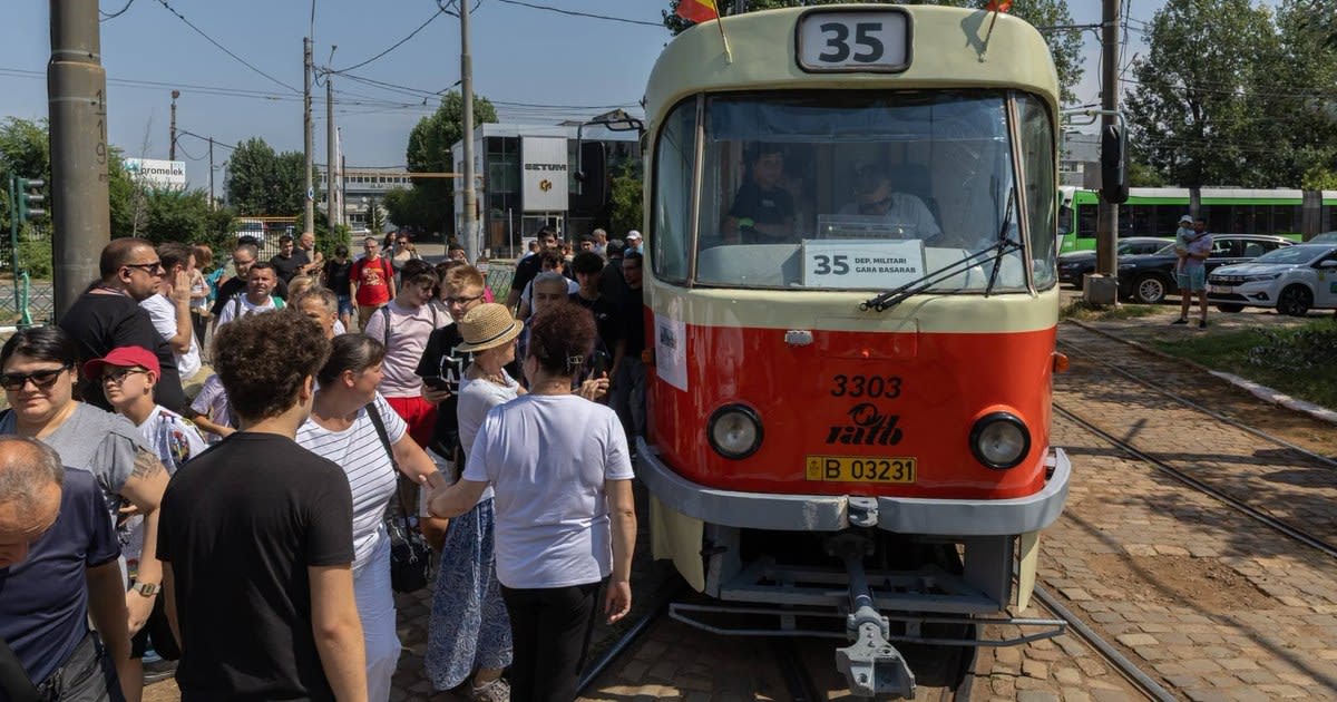 Tramvai Tatra în depou, București, simbol al transportului public