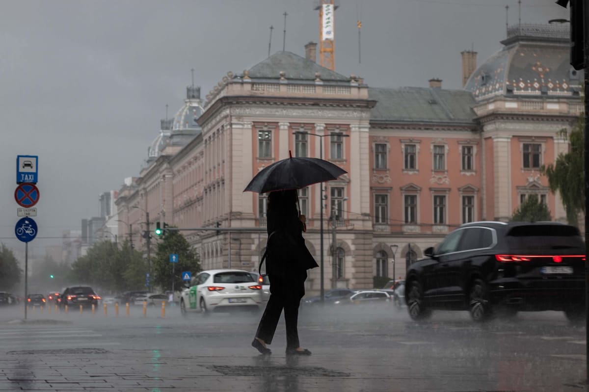 Fulgere și ploaie torențială peste Cluj, vânt puternic, grindină