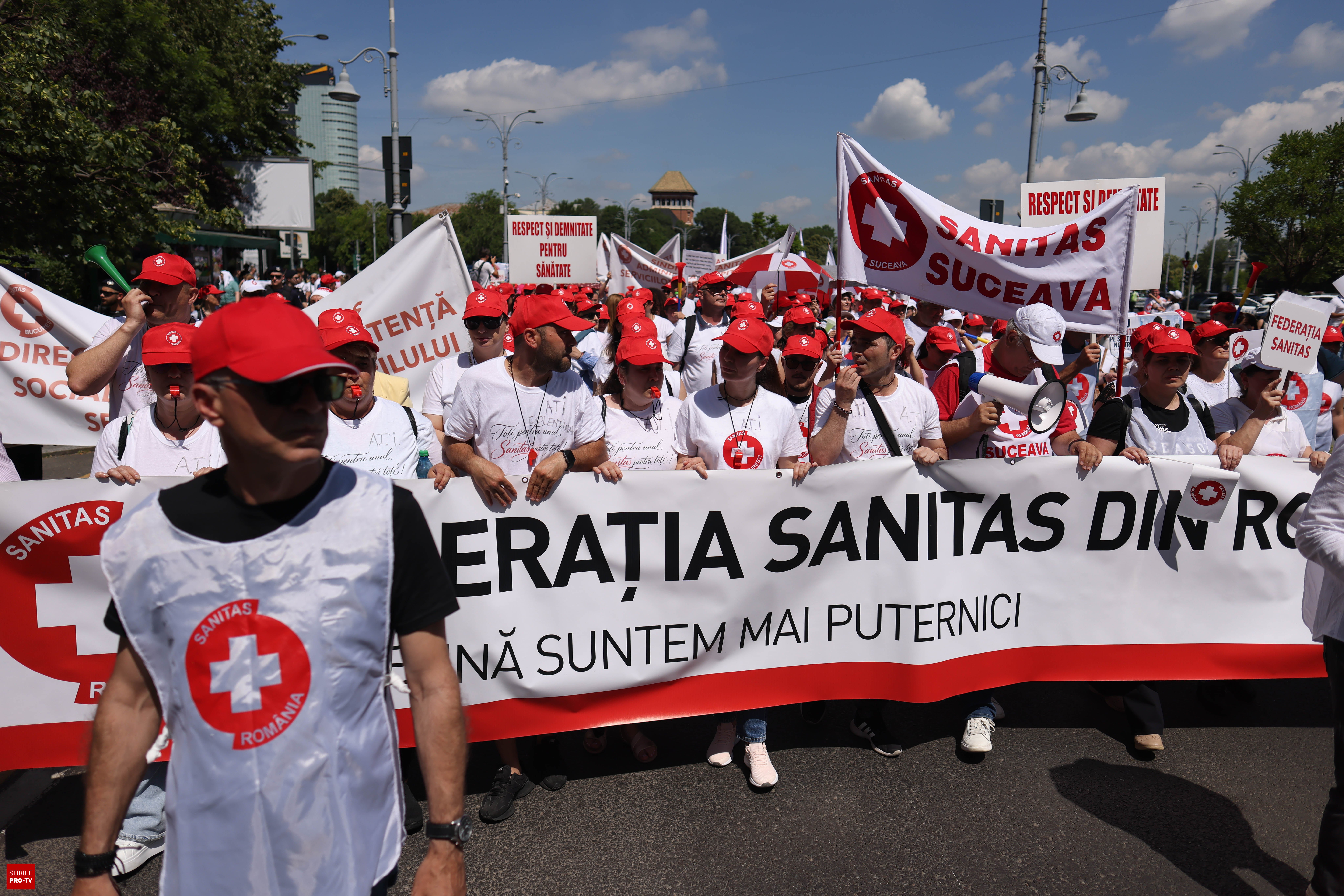 Sindicaliști în protest în fața unei unități medicale din România