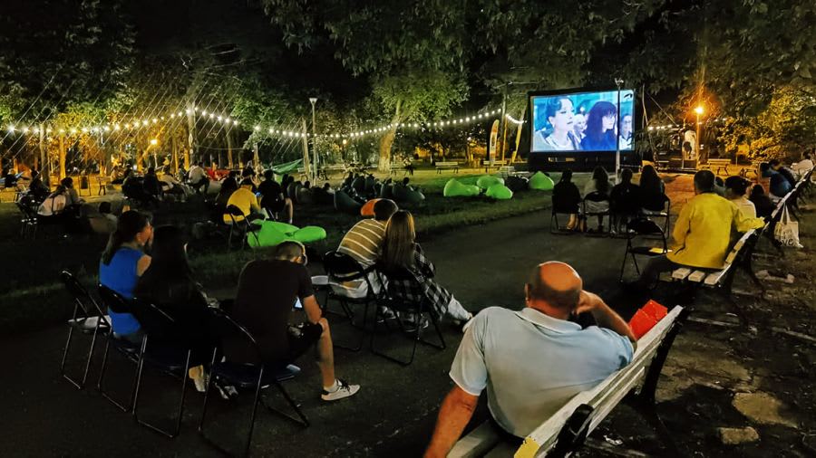 Proiecție film în aer liber la Festivalul Filmului Bacău 2026 Proiecție film în aer liber la Festivalul Filmului Bacău 2026