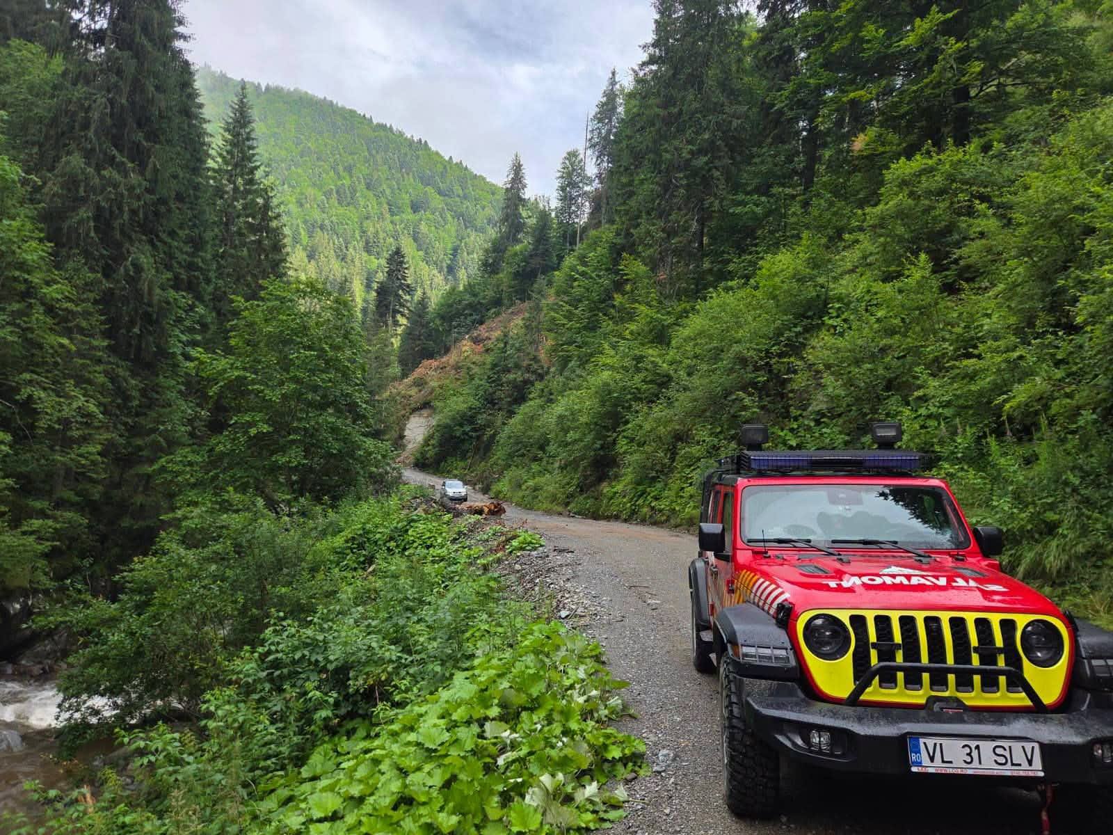 Salvamontiști intervenind în zona montană Făgăraș după viitură