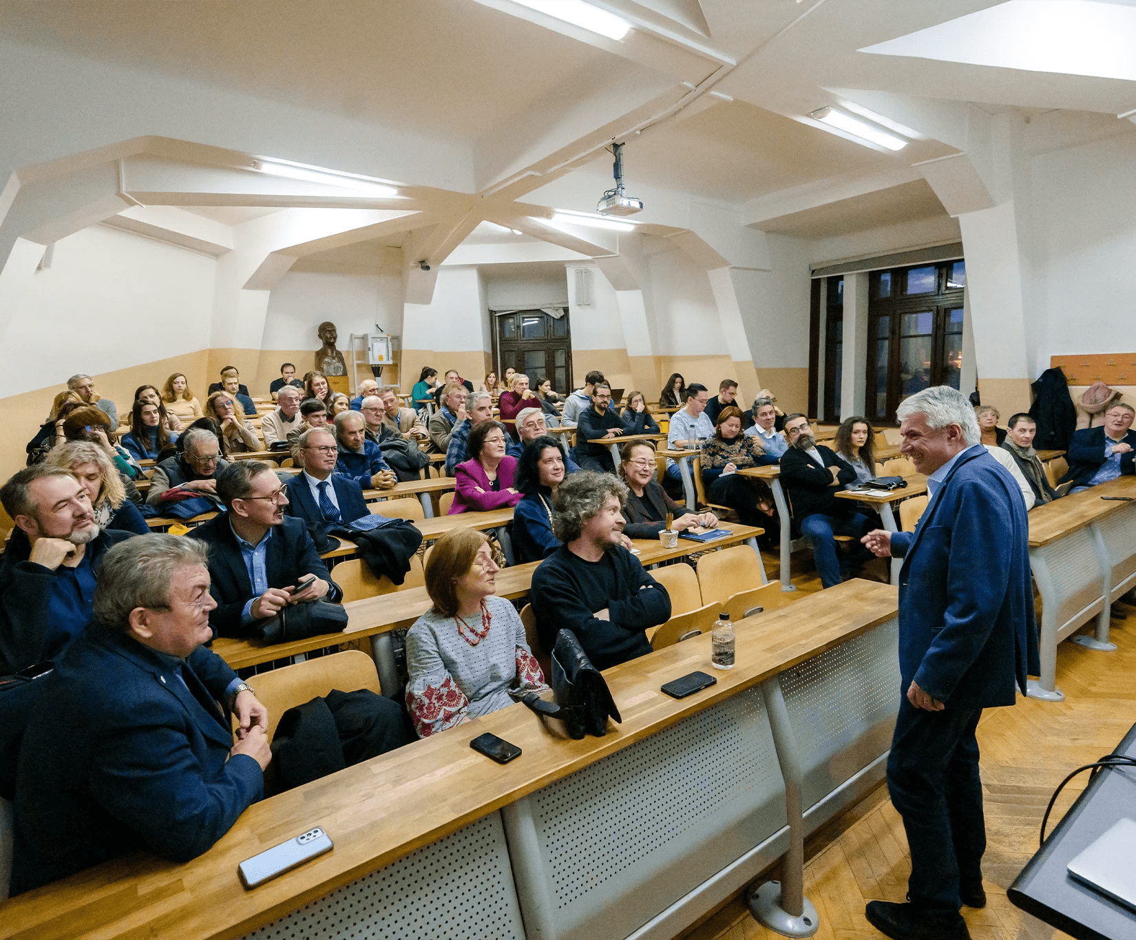 Profesor de matematică din Iași coordonând studenți în laborator Profesor de matematică din Iași coordonând studenți în laborator