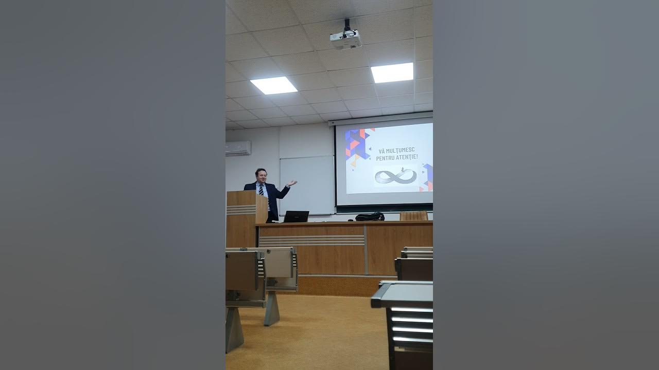 Profesor Marcel Roman în sala de clasă, studenți în pregătire intensivă Profesor Marcel Roman în sala de clasă, studenți în pregătire intensivă