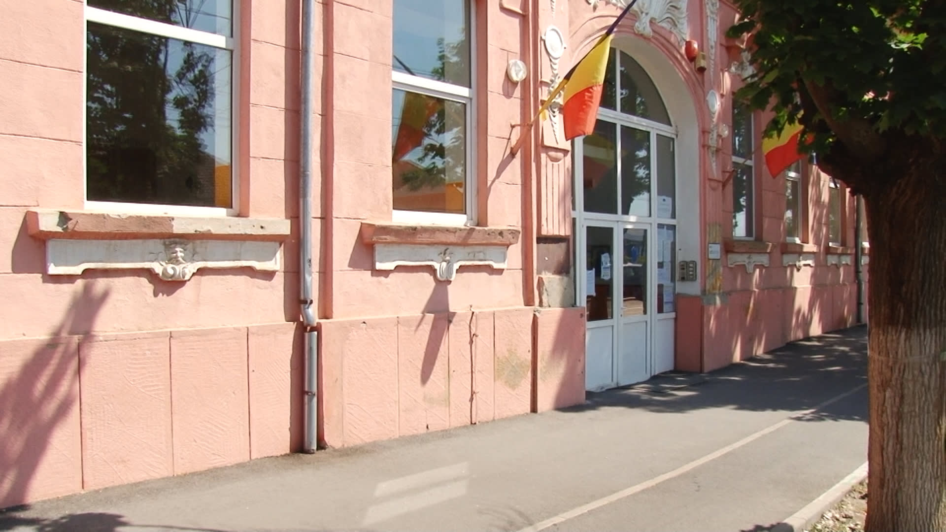 Elevi și profesori în curtea școlii din Săcălaz