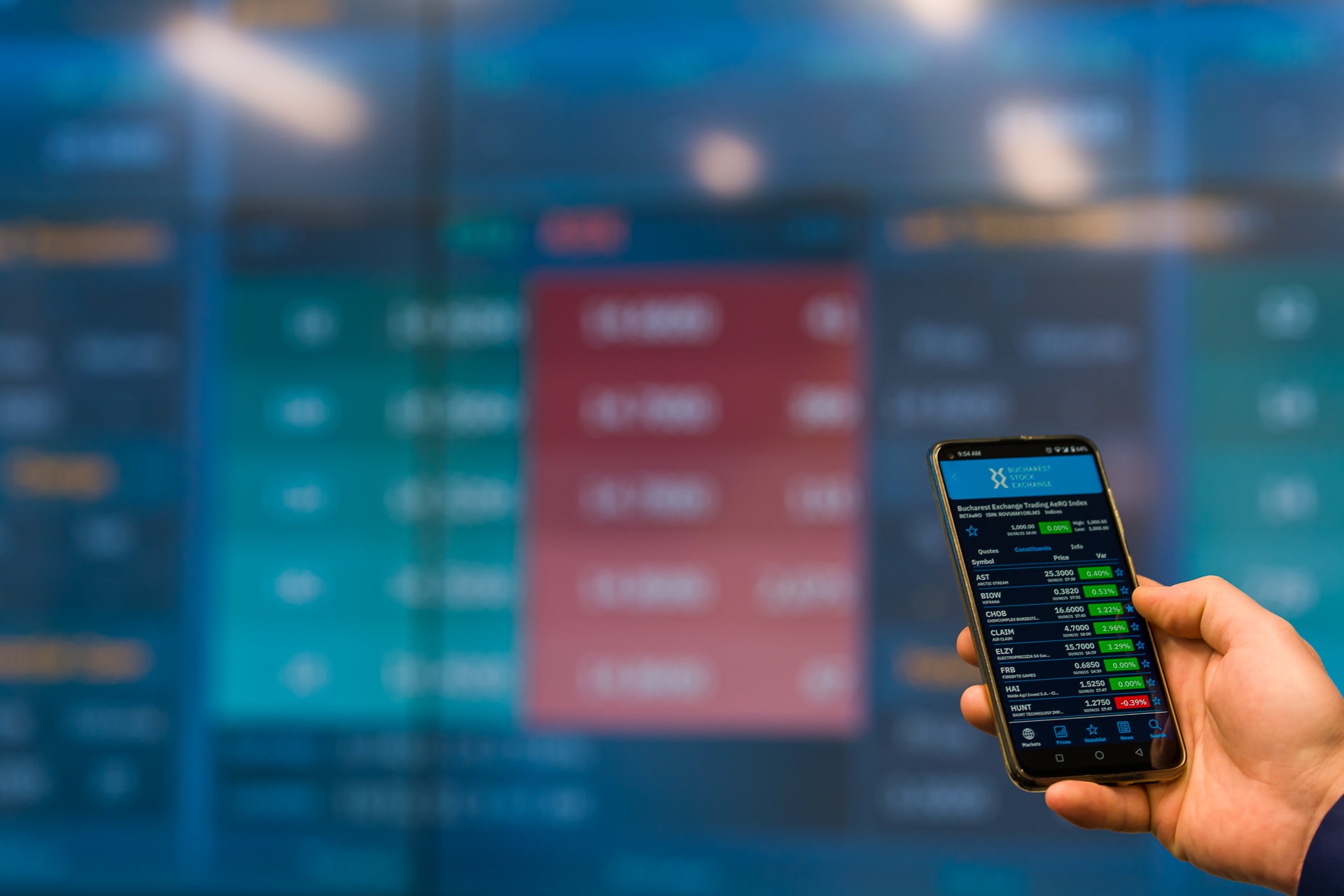 Grafice financiare și oameni investind în fonduri de pensii Grafice financiare și oameni investind în fonduri de pensii