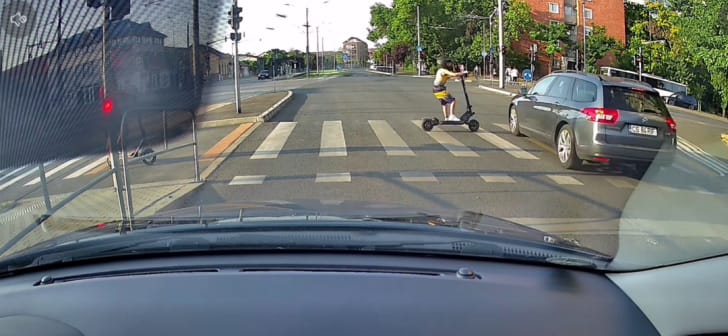 Copil pe trotinetă aproape de impact cu o mașină în Timișoara