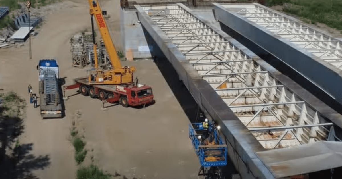 Lucrări la podul de autostradă peste Prut