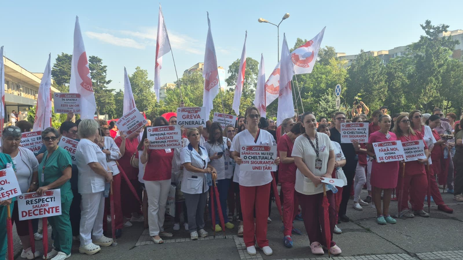 Angajați din sistemul sanitar protestând la Spitalul Județean Constanța