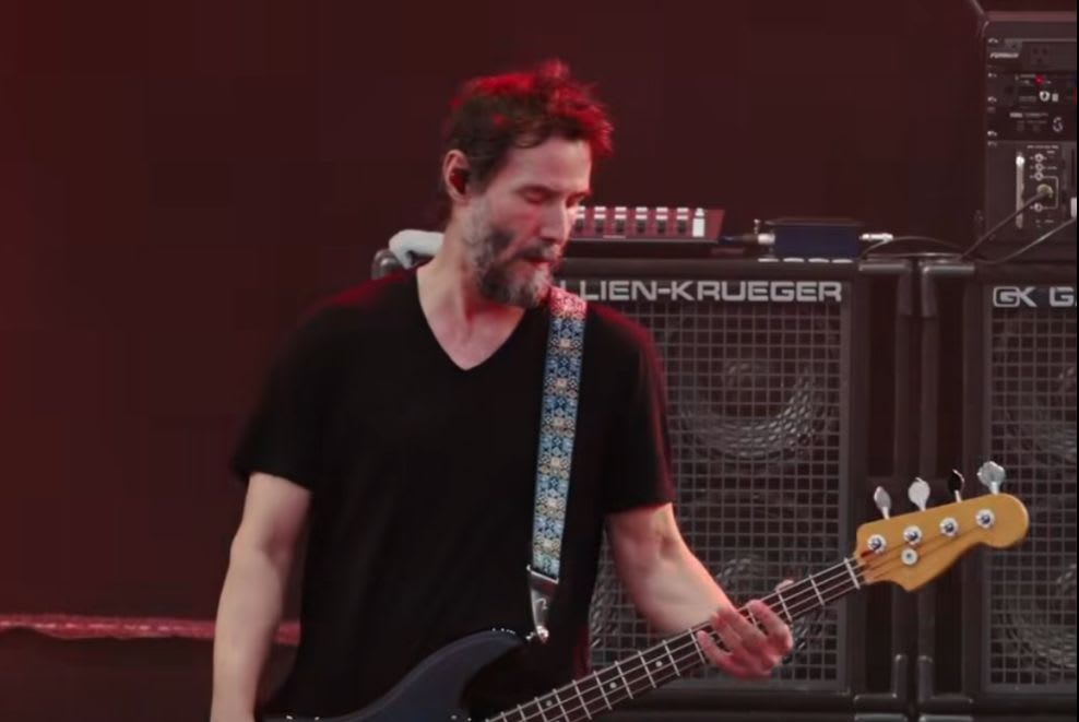 Keanu Reeves cântând pe scena principală la Electric Castle, România