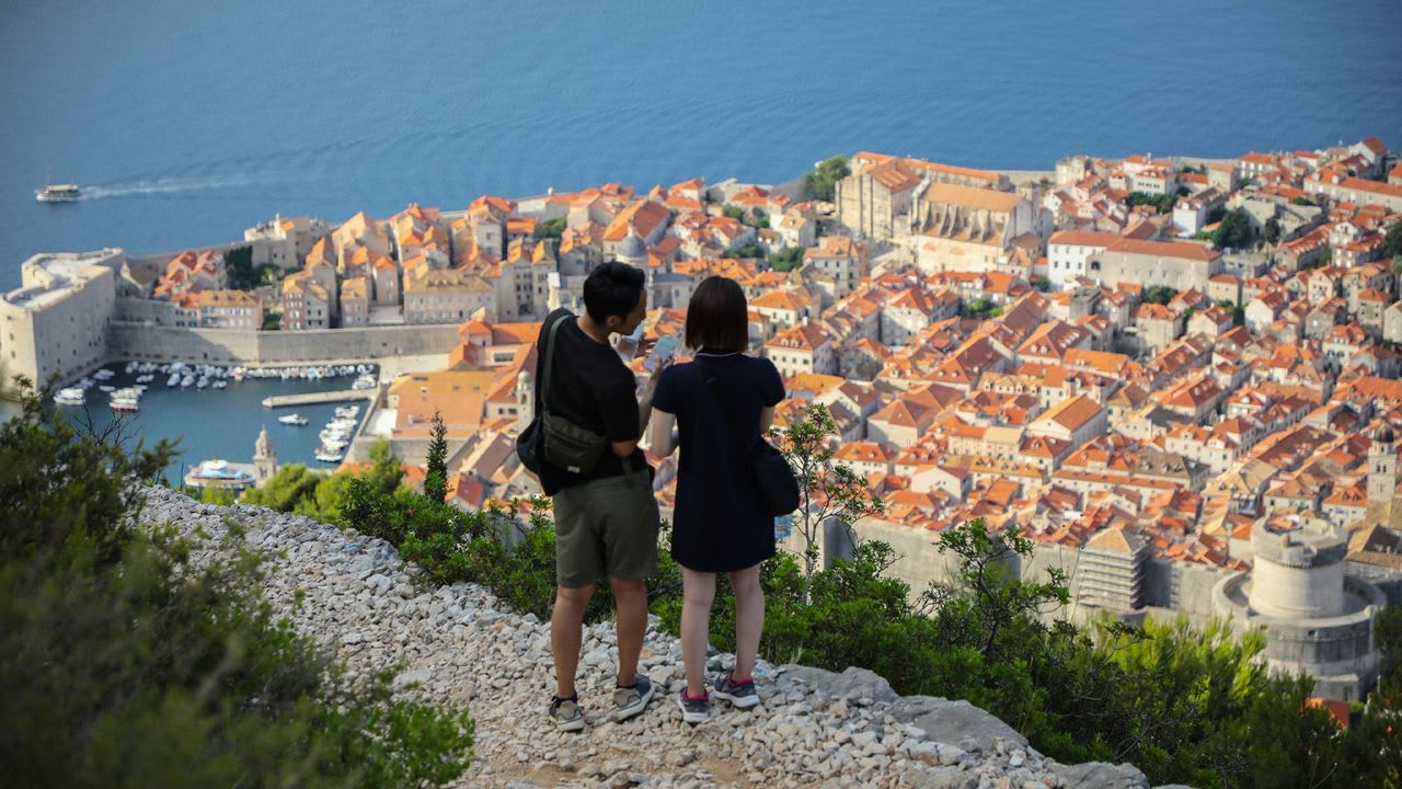 Turist pe traseul Camino Dubrovnik în peisaj natural balcanic