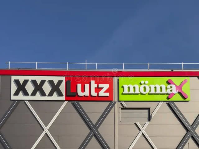 Echipa de angajați în magazin de mobilă, Brașov Echipa de angajați în magazin de mobilă, Brașov