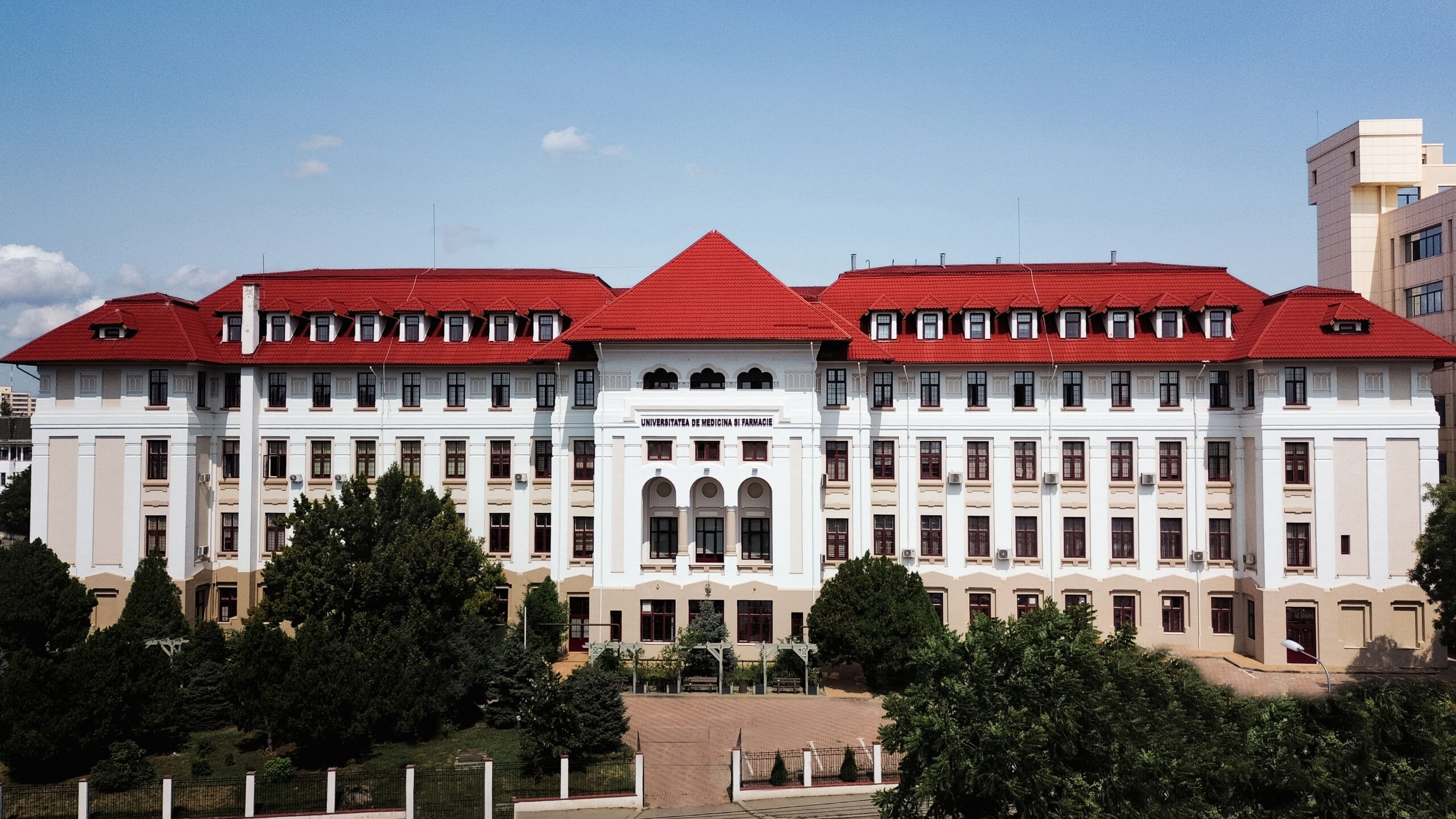 Studenți în sala de examen la UMF Craiova