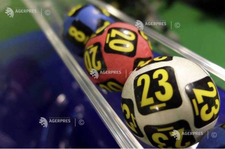 Bilete de loto și câștigători fericiți în agenție Bilete de loto și câștigători fericiți în agenție