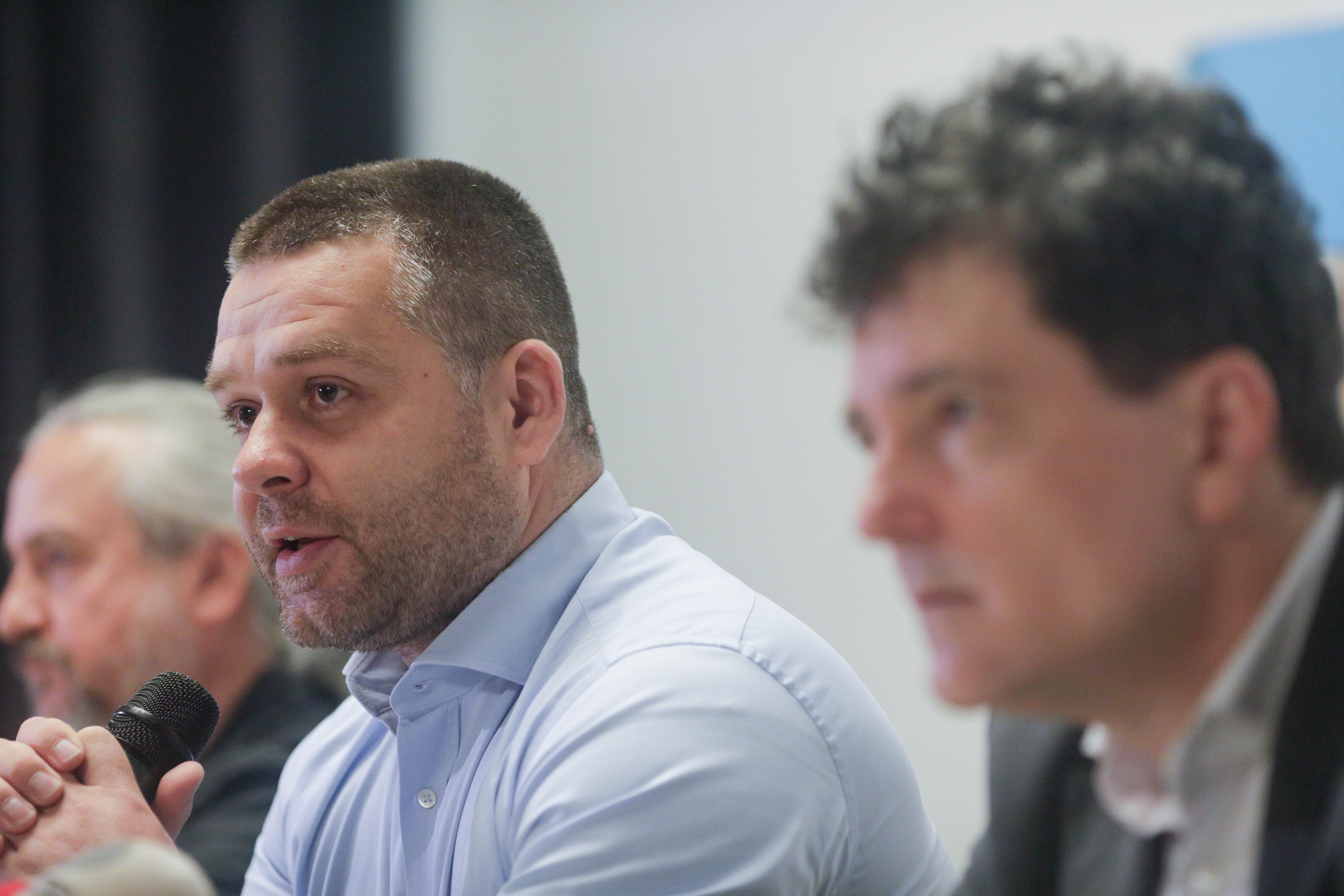 Primar Ciprian Ciucu explicând proiectul unei instituții de urbanism în București