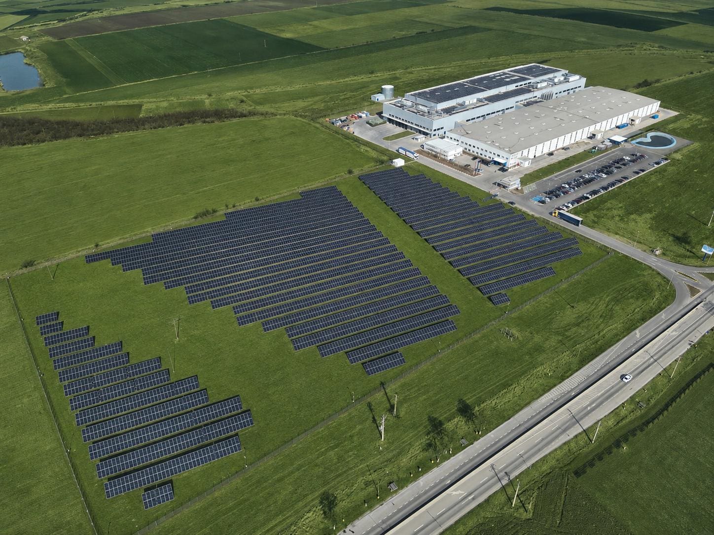Echipă FomCo Solar în teren, instalând panouri fotovoltaice