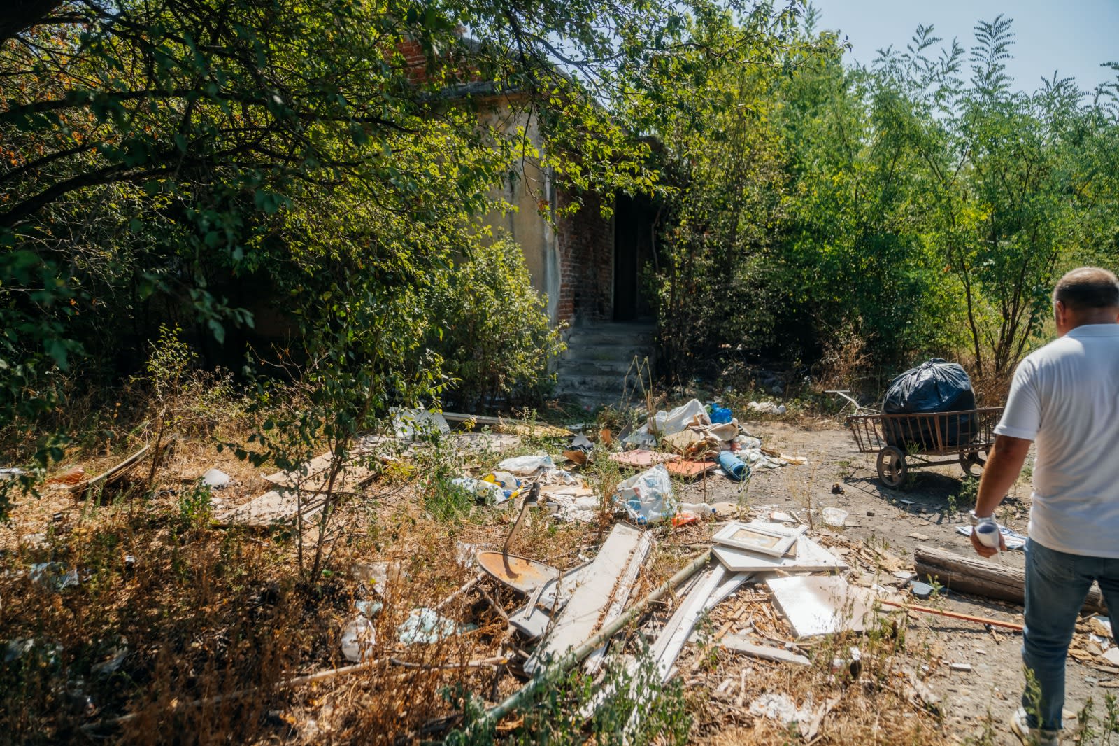Teren mare în centrul localității Zărand, neîngrijit, cu iarbă uscată