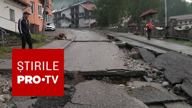 Viitură puternică în Bușteni, șosea ruptă și mașini distruse