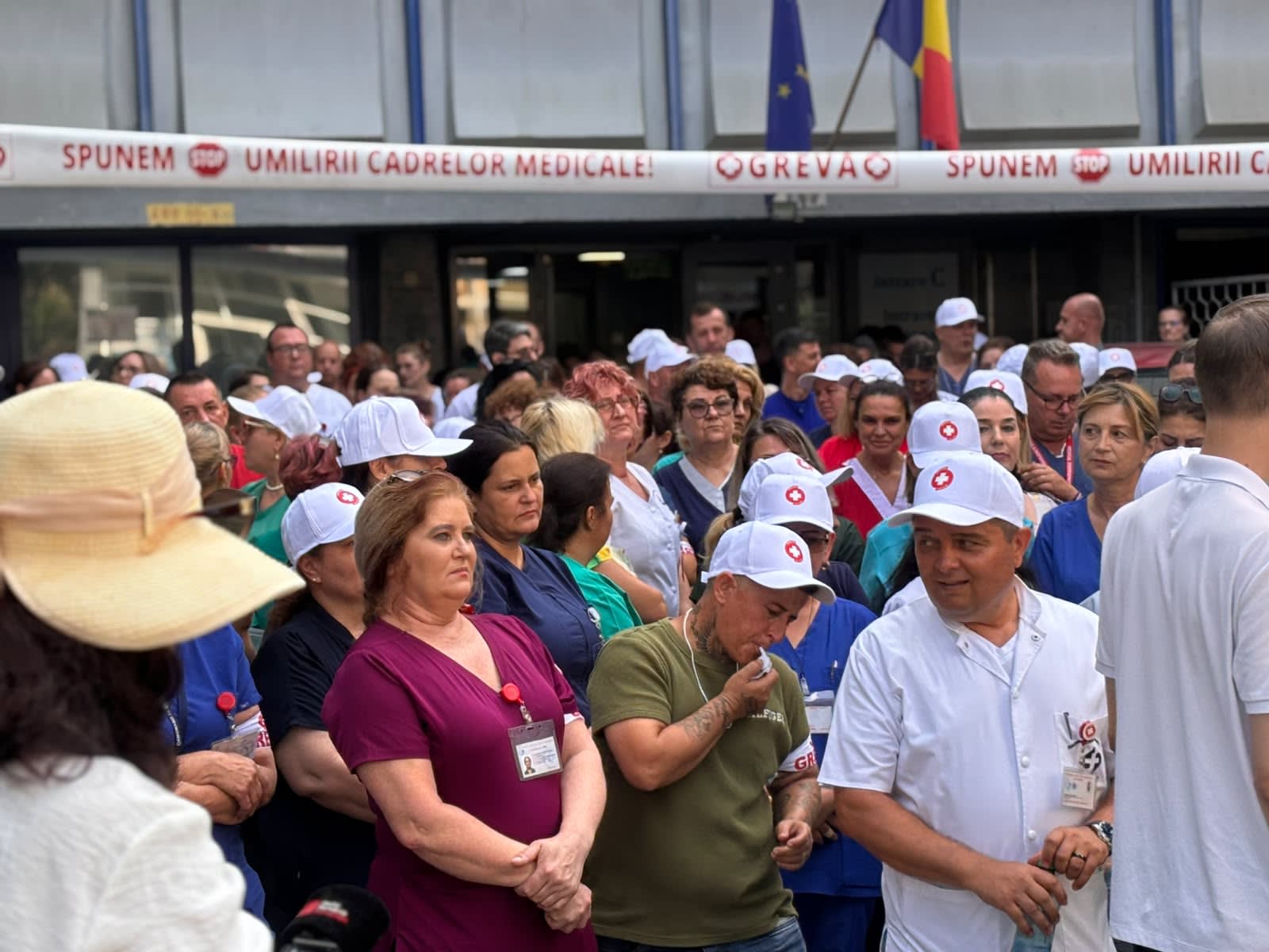Medici și asistenți medicali protestând în spital, afișe cu mesaje de revendicare