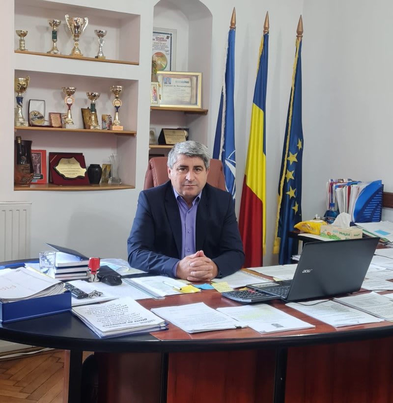 Primar și muncitori forând un puț de apă în Domnești Primar și muncitori forând un puț de apă în Domnești