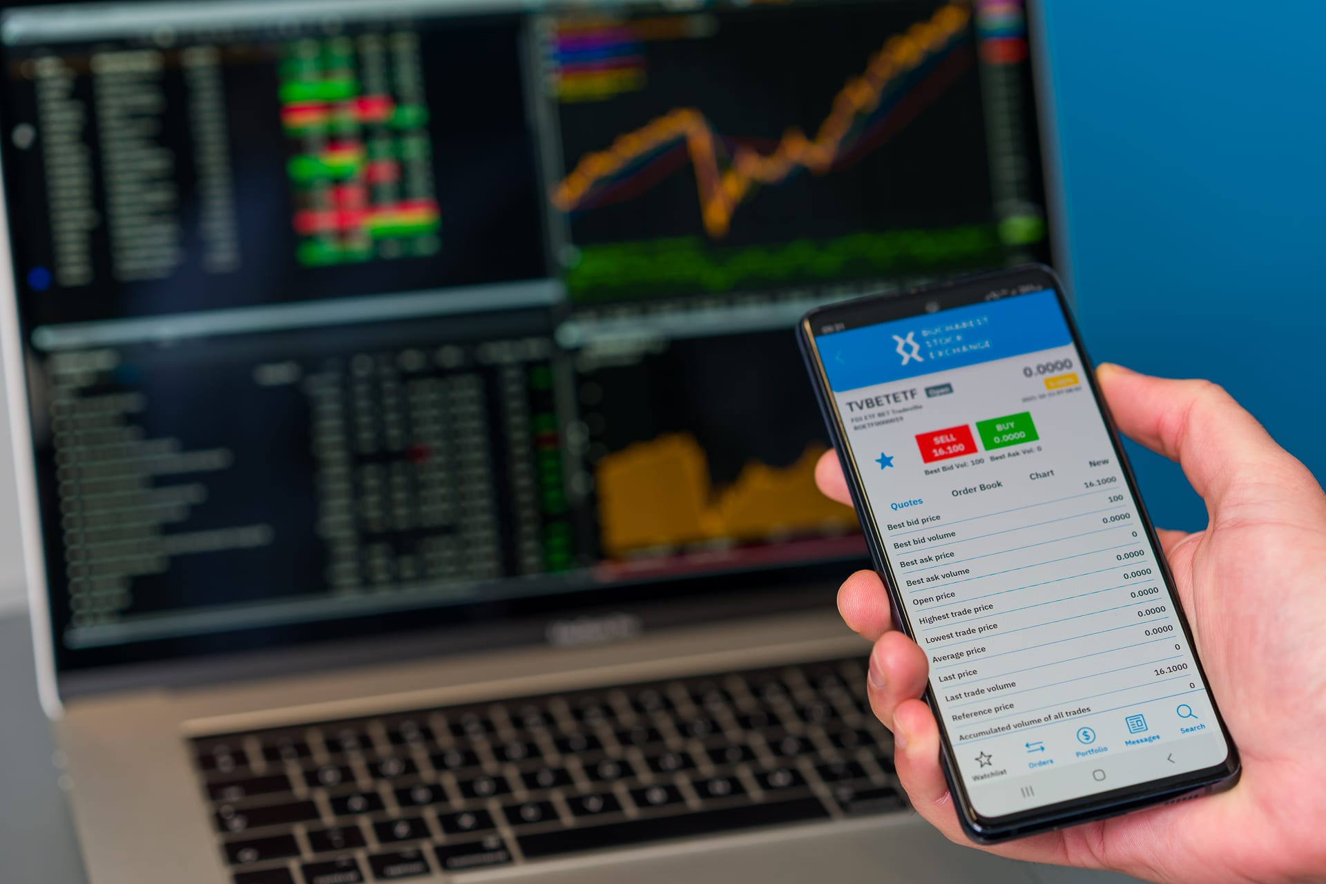 Investitori români analizând grafice financiare pe calculator