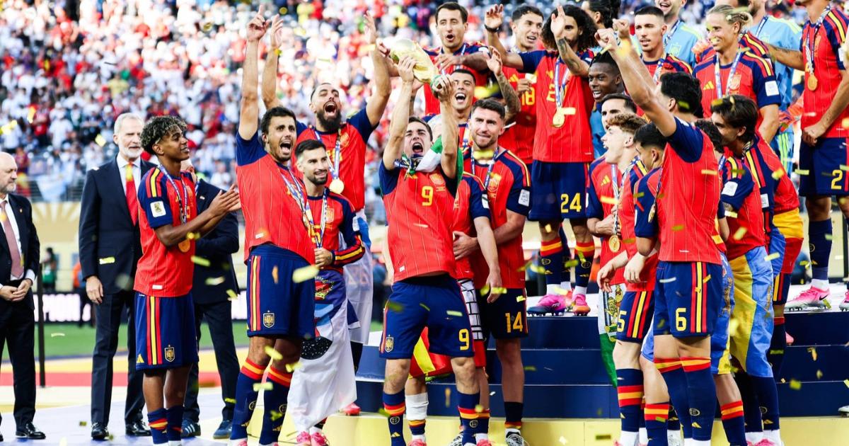 Jucători spanioli sărbătorind victoria la Cupa Mondială 2026 Jucători spanioli sărbătorind victoria la Cupa Mondială 2026