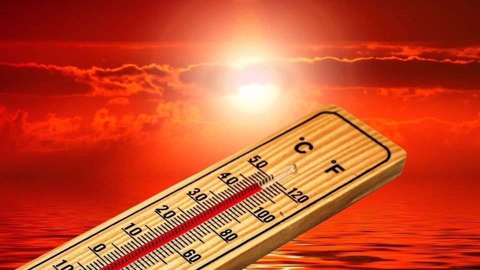 Termometru cu temperaturi ridicate și soare puternic în România