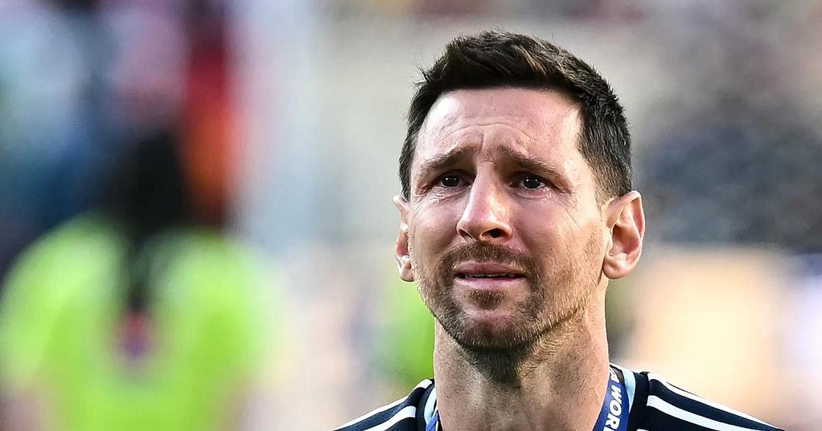 Messi plângând pe podium după finala mondială Messi plângând pe podium după finala mondială