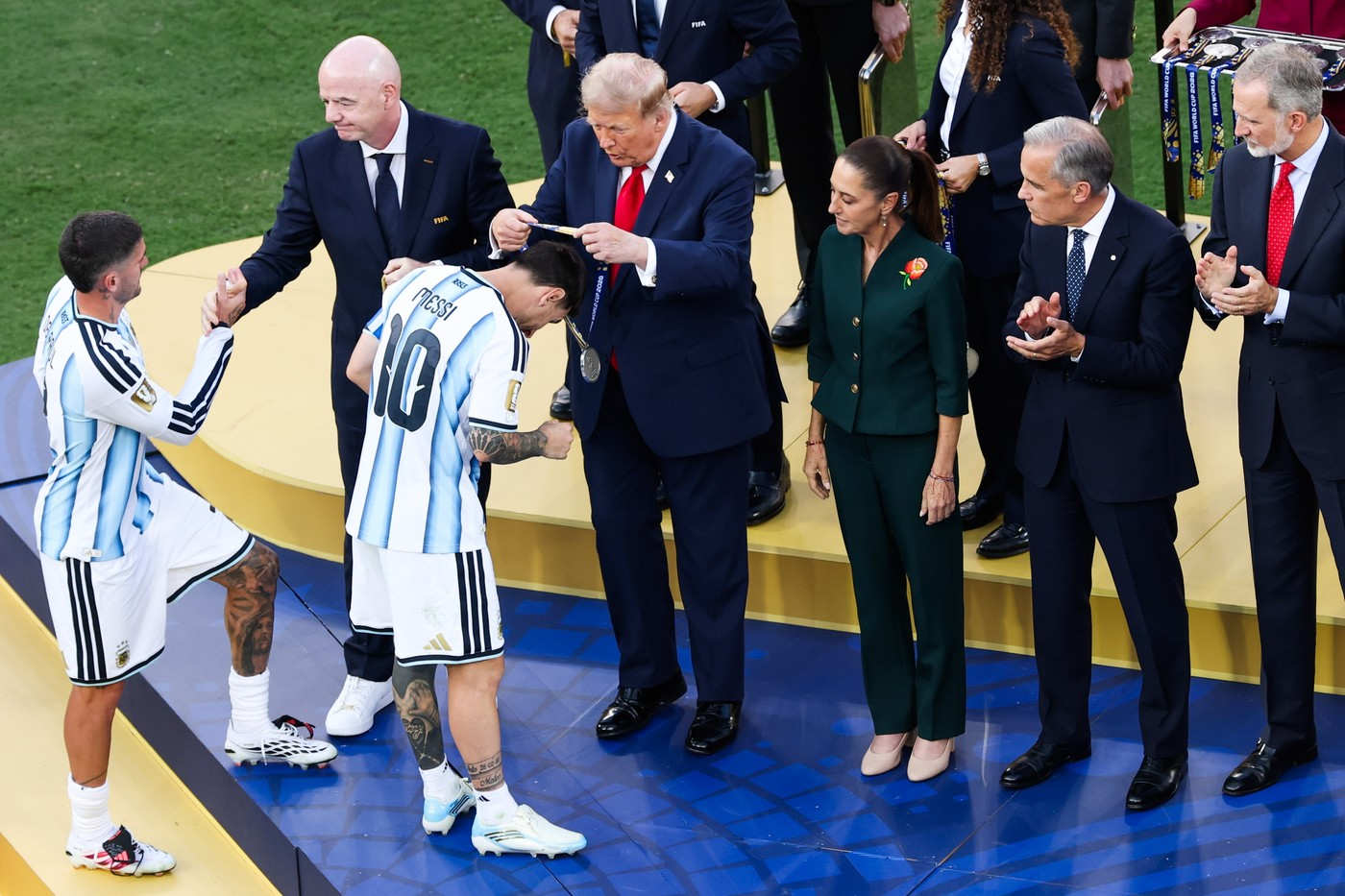 Cristian Romero refuzând să strângă mâna lui Donald Trump la ceremonia de premiere Cristian Romero refuzând să strângă mâna lui Donald Trump la ceremonia de premiere