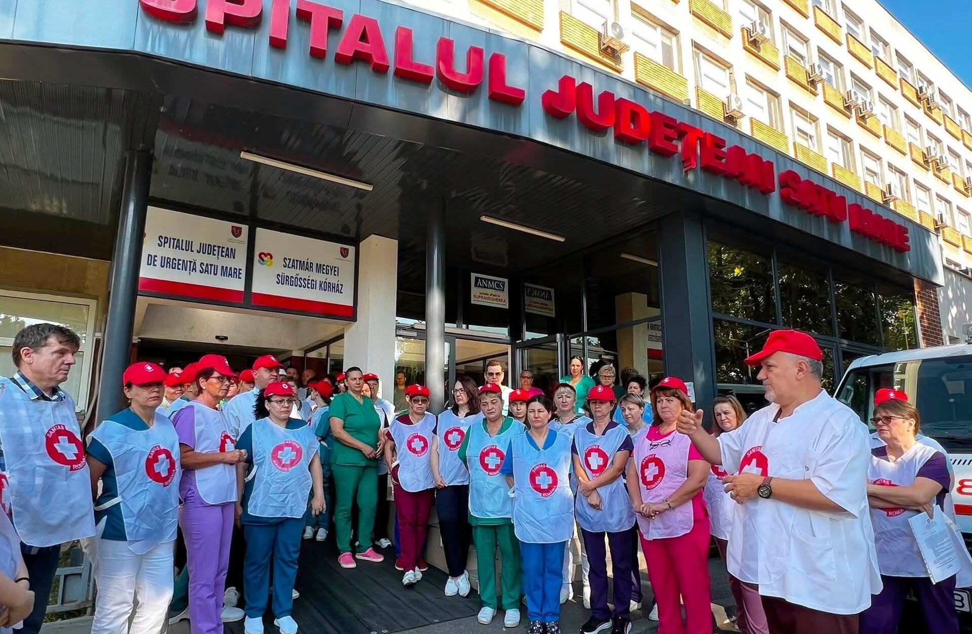 Cadre medicale protestând în curtea spitalului din Satu Mare Cadre medicale protestând în curtea spitalului din Satu Mare