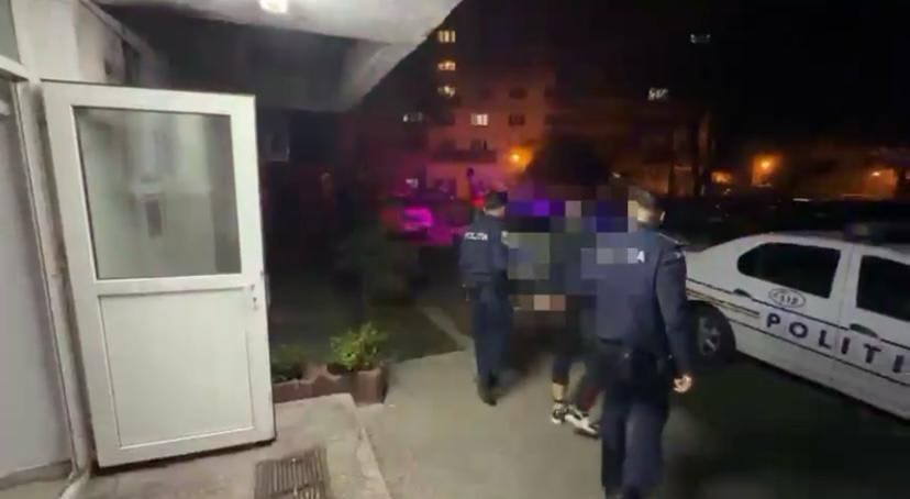 Polițist în uniformă reținând un suspect în Craiova Polițist în uniformă reținând un suspect în Craiova