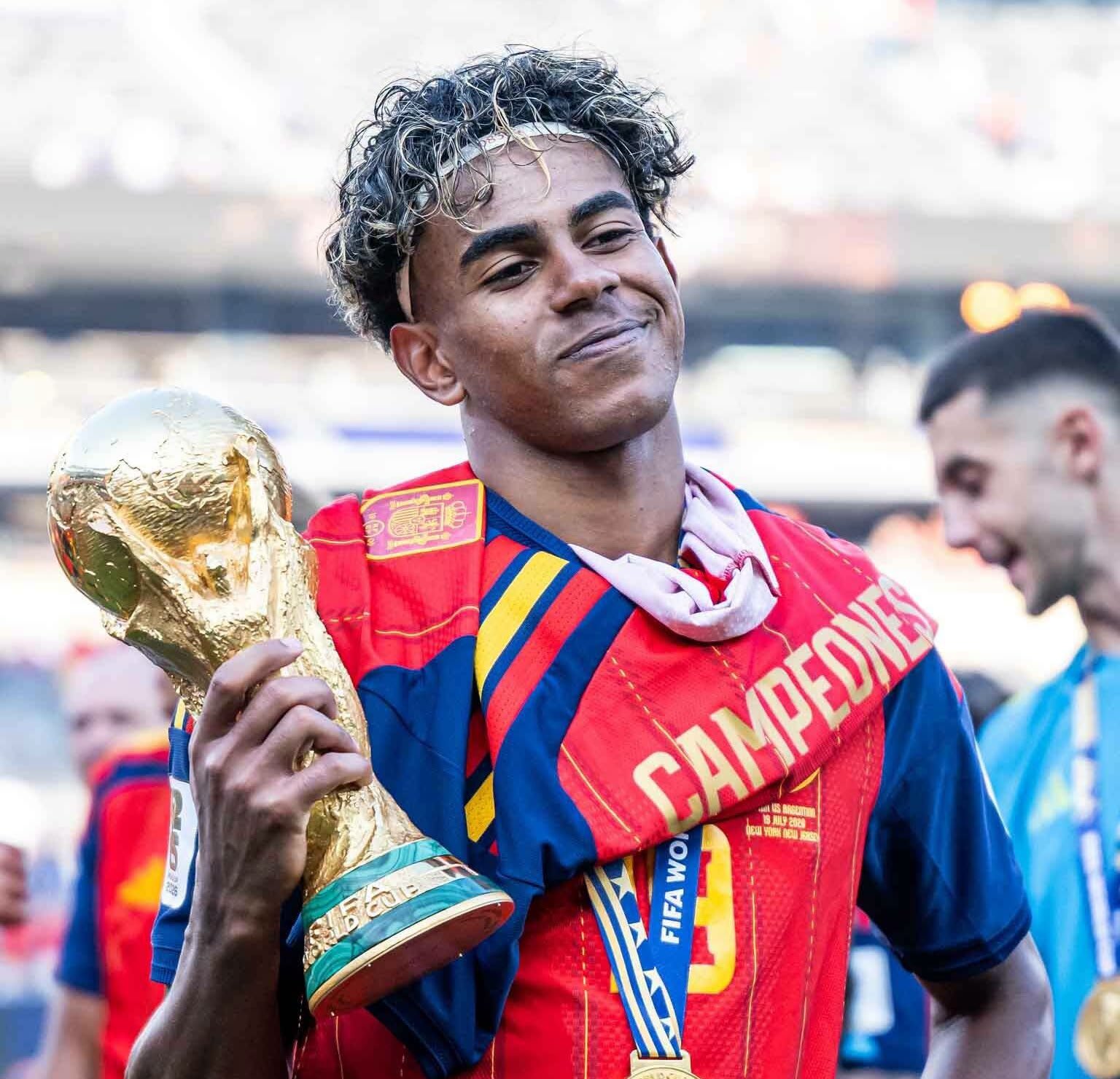 Jucători spanioli sărbătorind victoria la Cupa Mondială 2026 Jucători spanioli sărbătorind victoria la Cupa Mondială 2026