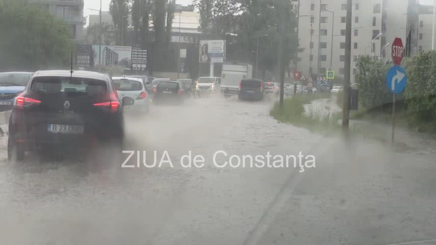 Valuri și ploaie pe plaja din Constanța, vreme instabilă
